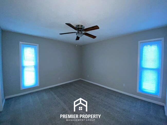 Building Photo - 3 Bedroom Home for Rent in Memphis, TN | Brick Fireplace & Fenced Backyard