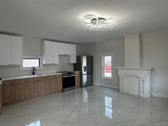 Building Photo - 1445 Burlingham Rd