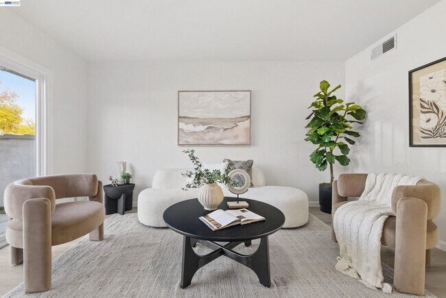 Building Photo - $3,150 / 2 BR - Updated Townhome in Prime Union City!