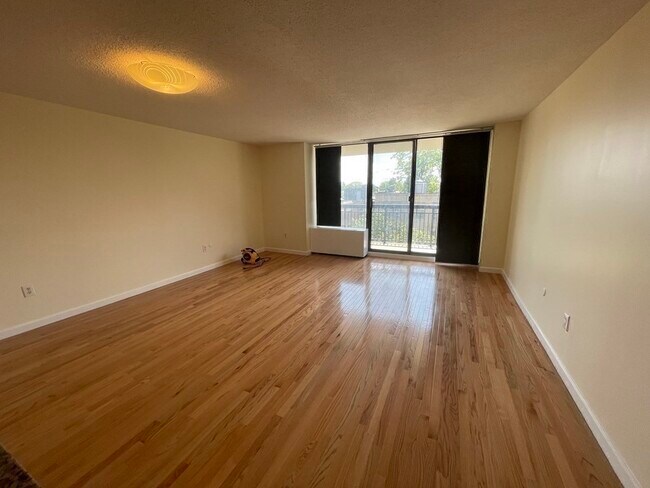 Building Photo - 59 Longwood Ave