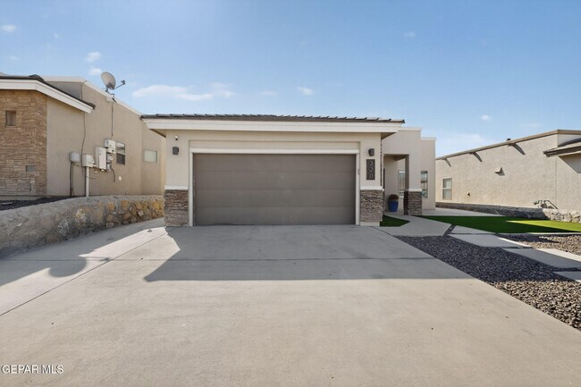 Building Photo - 320 S Manzanita Dr