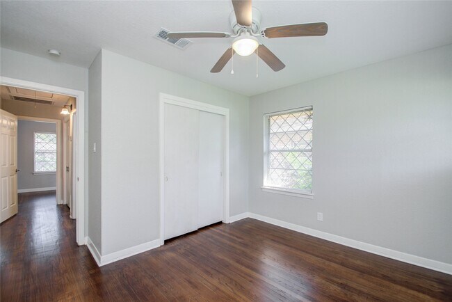 Building Photo - 10226 Envoy St