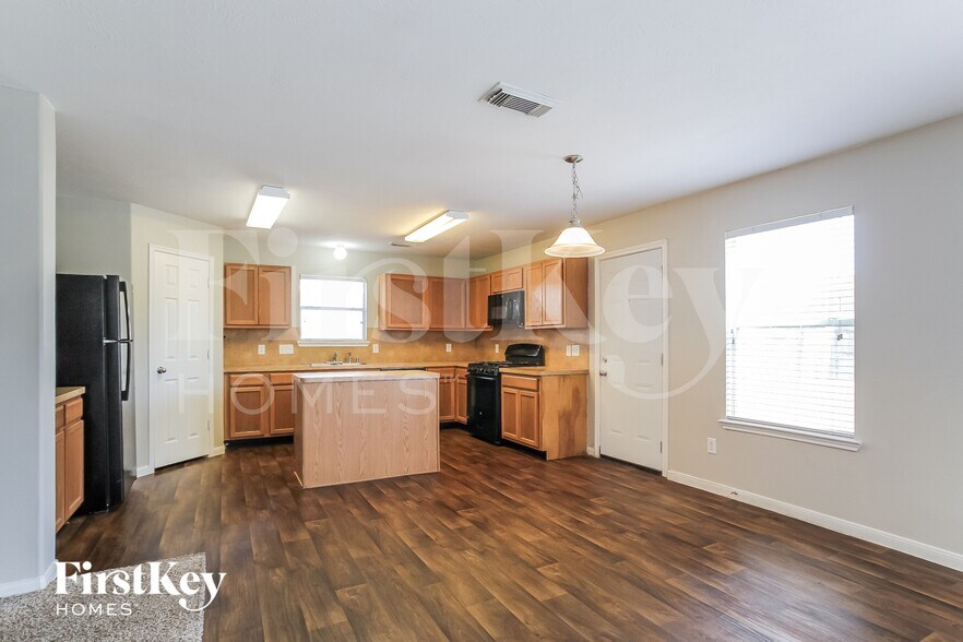 Building Photo - 2811 Long Grove Ln