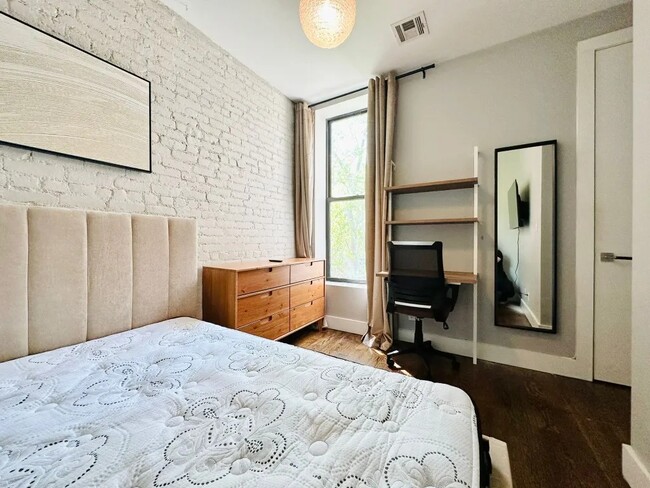 Building Photo - Private Bedroom in a 4 bedroom / 1.5 bathr...