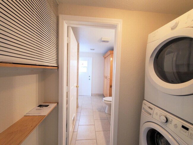 Building Photo - 1313 Periwinkle Pl
