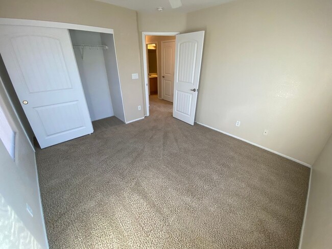 Building Photo - Beautiful 3 bed/2.5 bath home located in Henderson.