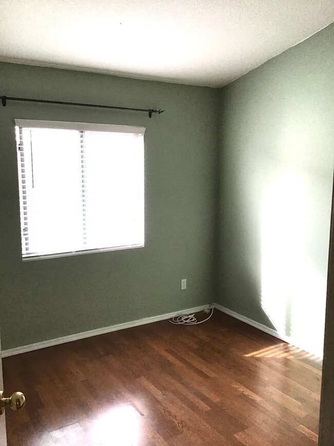 Building Photo - Nice Clean 3 Bdrm/ 2Ba located Off Linda V...