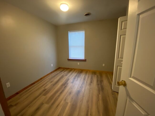 Building Photo - Spacious 3 bedroom 2 bath with 1 stall garage duplex outside city of Watertown for rent!