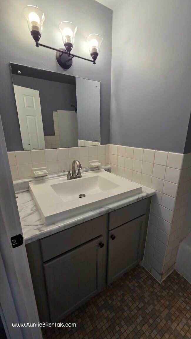 Building Photo - UPDATED 2 Bedroom 1 Bath with an office  Columbia Heights