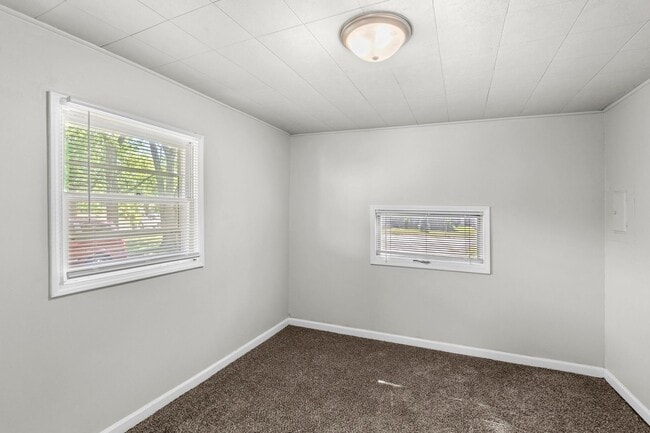 Building Photo - 3 Bedroom Home Available NOW