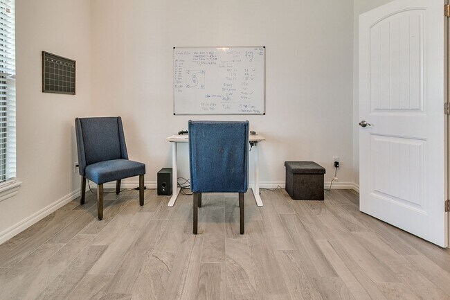 Building Photo - 3 Bed, 2 Bath Home with Bonus Office and  Huge Workshop