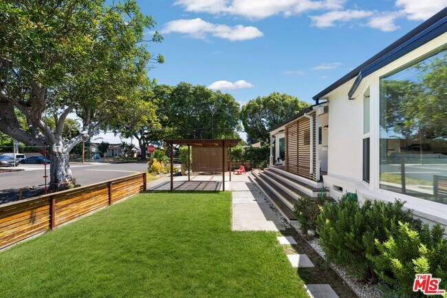 Building Photo - 2559 Colby Ave