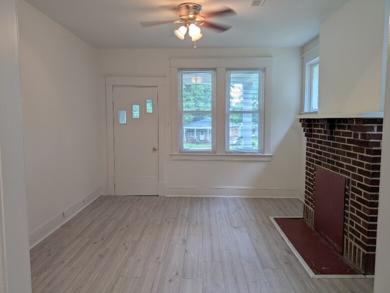 Building Photo - 2112 W Broadway