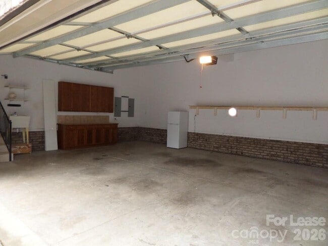 Building Photo - 421 Greenbay Rd