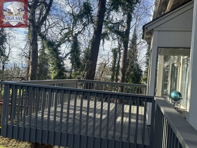 Building Photo - Amazing Furnished 4 bedroom home