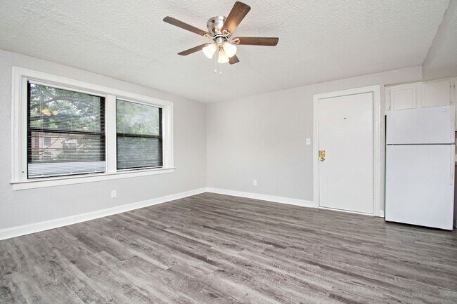 Interior Photo - 4035-4039 CHARLOTTE