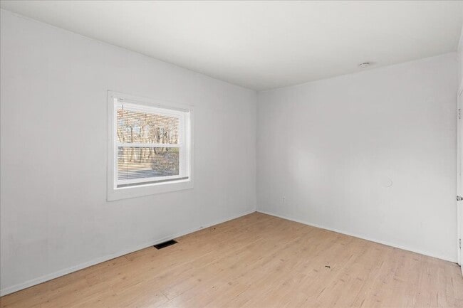 Building Photo - 28 Crescent Dr