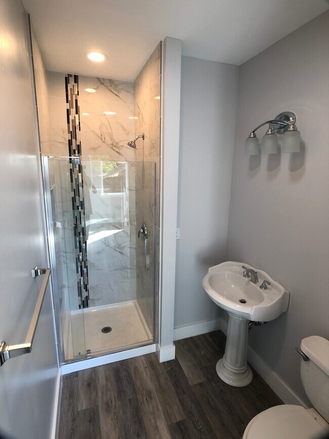 Building Photo - Charming 2-Bedroom Fully Remodeled Home with Giant Yard in the College West Area! |Available Imme...