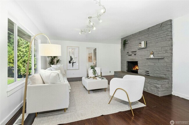 Building Photo - Spacious Richmond Highlands Retreat with Modern Updates & Flexible Living
