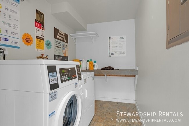 Building Photo - 1431 1/2 W. Broadway Avenue-