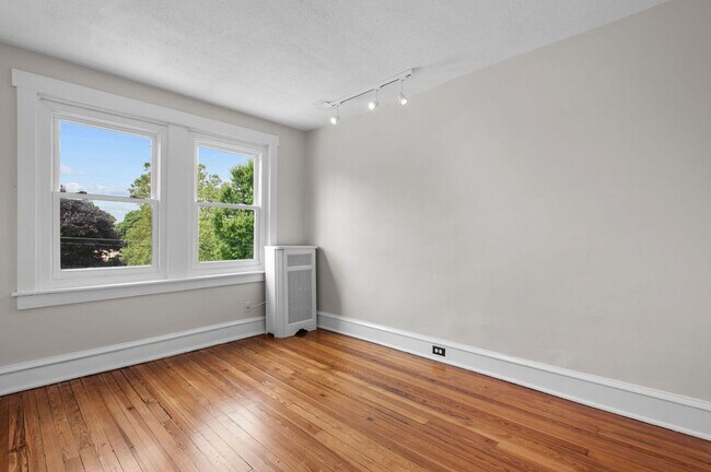 Building Photo - 603 Dayton Rd