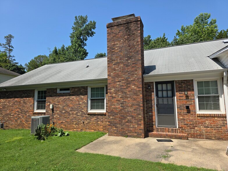 Building Photo - 1301 Rock Point Rd