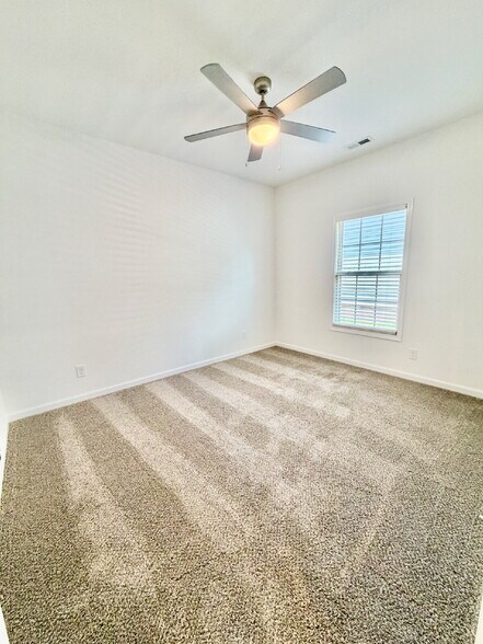 Building Photo - "Spacious 4-Bed, 3-Bath Gem on Woodrush Drive – Your Perfect Clarksville Retreat!"