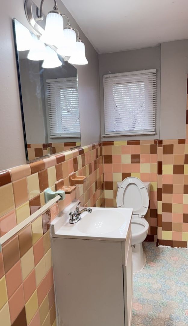 Building Photo - 902 Adams St