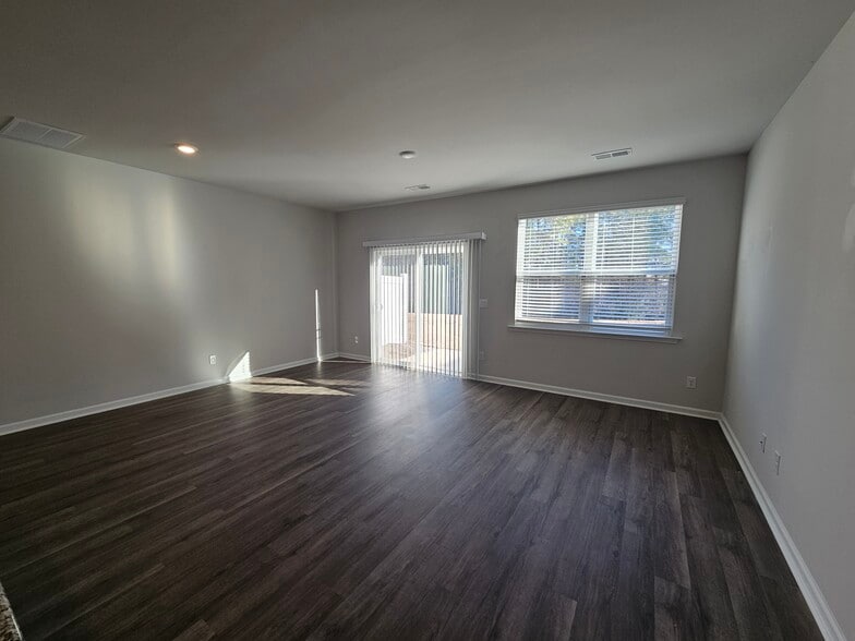 Building Photo - 7566 Knightbell Cir