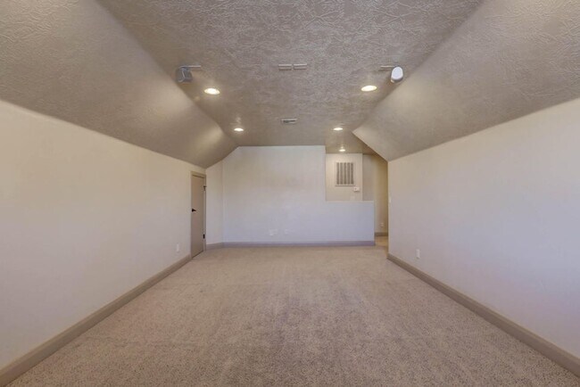 Building Photo - Beautifully Designed 5 Bedroom Home in Was...