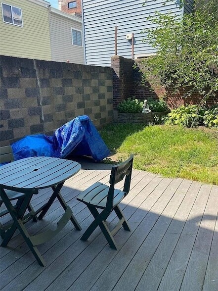 Building Photo - 1709 Sarah St