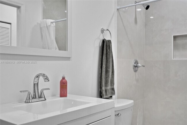 Building Photo - 1841 SW 29th Ave