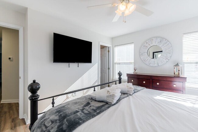 Building Photo - Three Bedroom Updated Townhome in Bluffton Park!