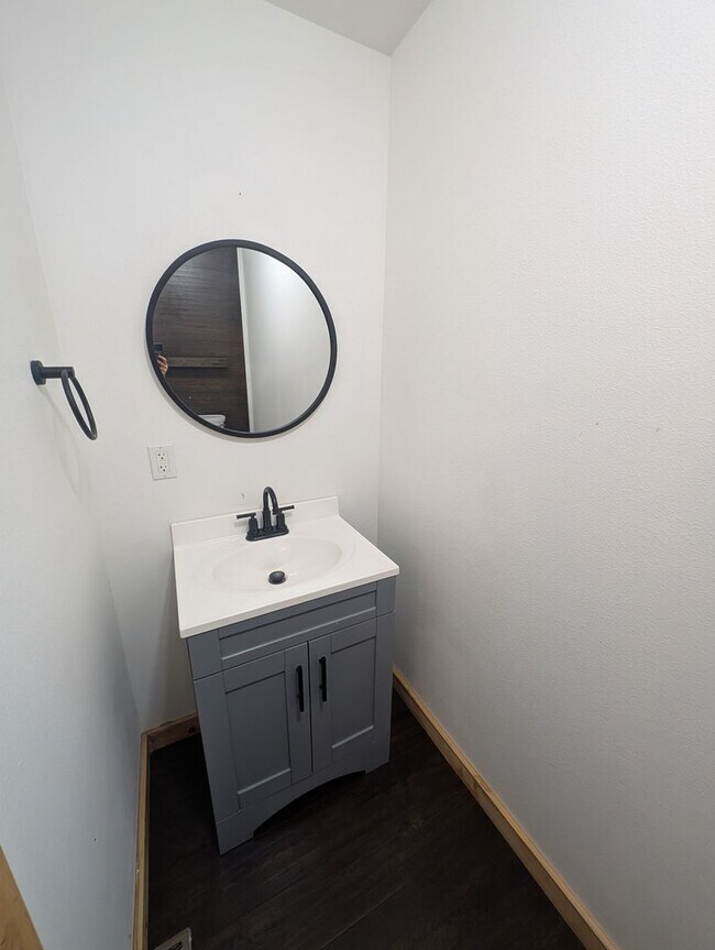 Building Photo - Spacious 4BR Home Near Sacheen & Davis Lake