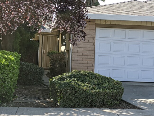 Building Photo - Highly Sought After Location! Available 5/9!