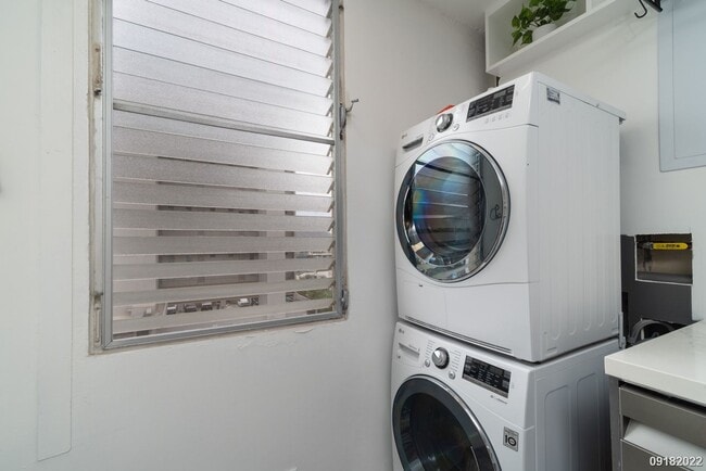 Building Photo - Upgraded 2BR 1BA 1PARKING near Waikiki & UH Manoa! Dishwasher & Washer/Dryer In Unit!