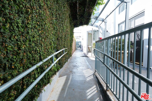 Building Photo - 842 11th St