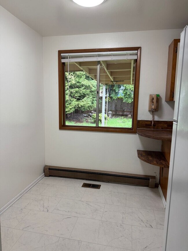 Building Photo - Great location in Milwaukie, OR! 3 bedroom 1 bath home with a large yard!