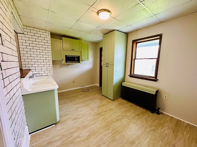 Building Photo - 1115 Karl Ave