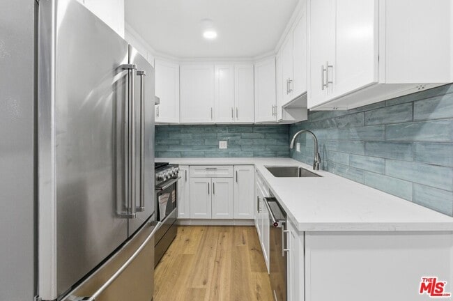 Building Photo - 614 6th Ave