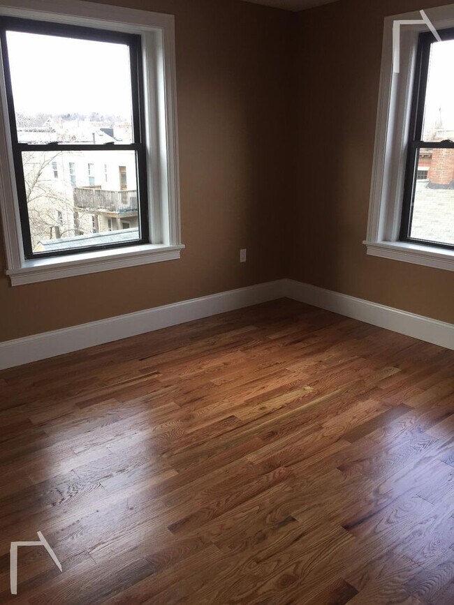 Building Photo - Central Heat/AC, In Unit Washer/Dryer, Close to Longwood, Porch