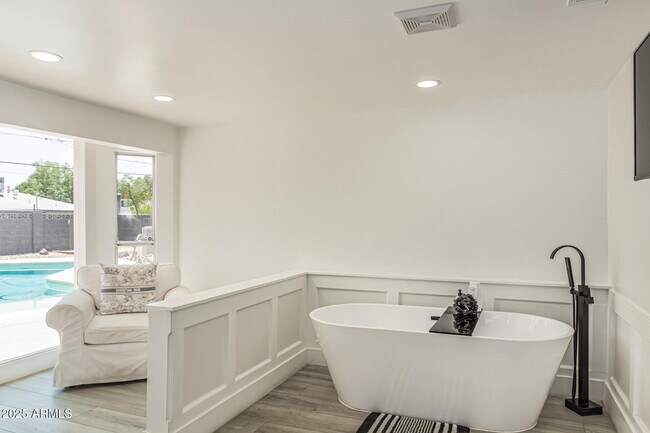 Building Photo - 1027 E Palmaire Ave