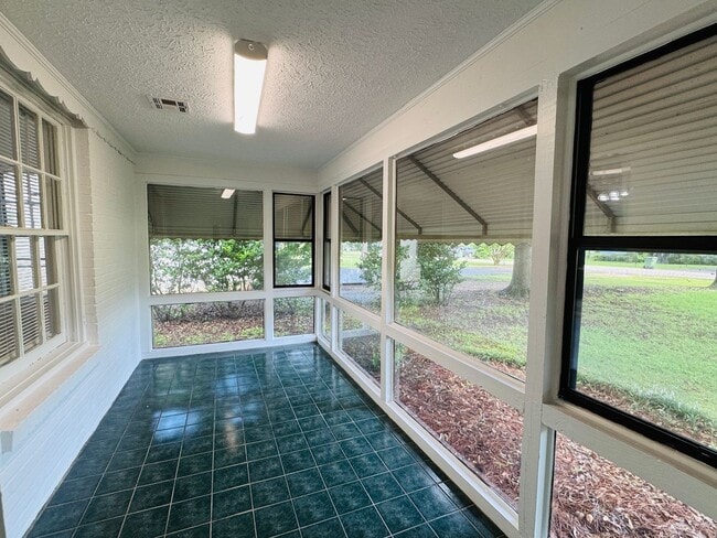 Building Photo - 4-Bedroom just perfect for your family