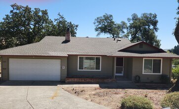 Building Photo - Lovely 2 bedroom, 2 bath in the Oakmont 55...