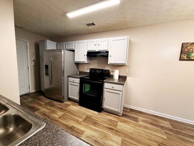 Building Photo - 5410 Twin Lakes Dr