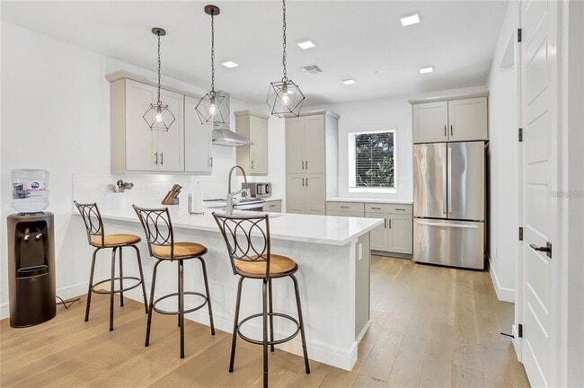 Building Photo - 212 E Pineloch Ave