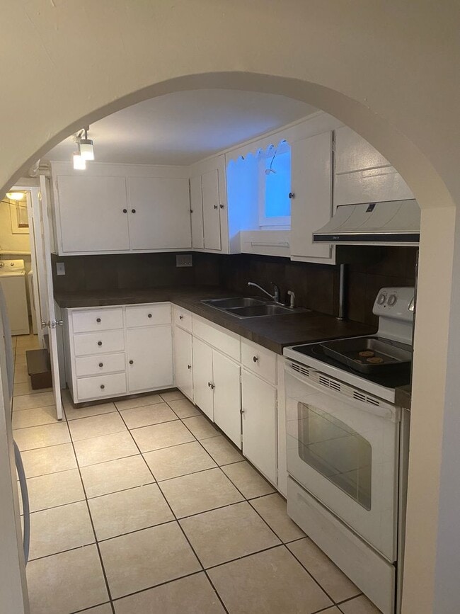 Building Photo - 2 Bed / 1 Bath Garden-Level Apartment – Available Early April!