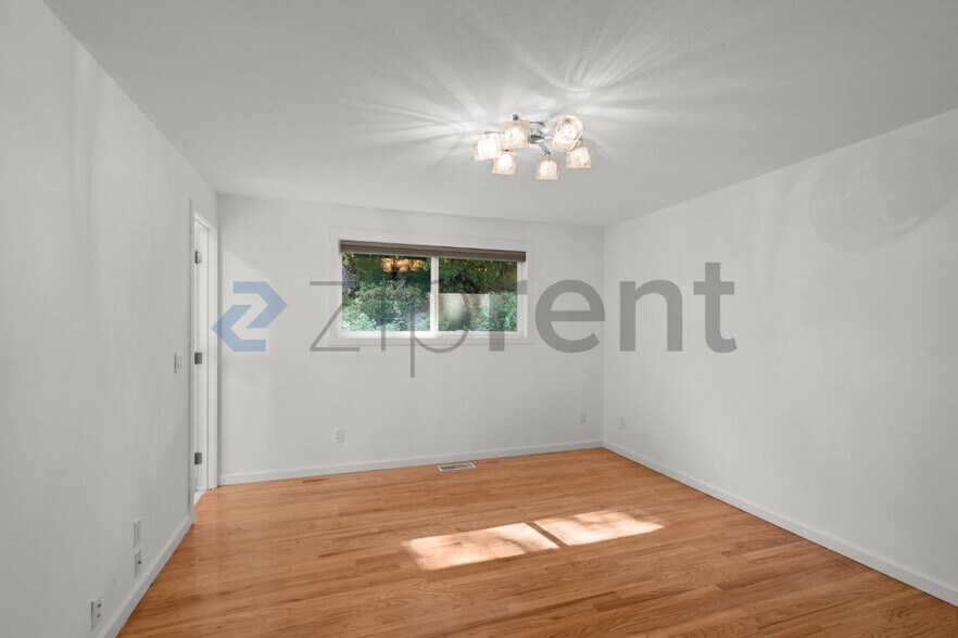 Building Photo - Unit