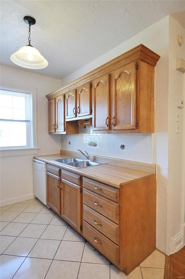 Kitchen with dishwasher - 4169 Potomac St