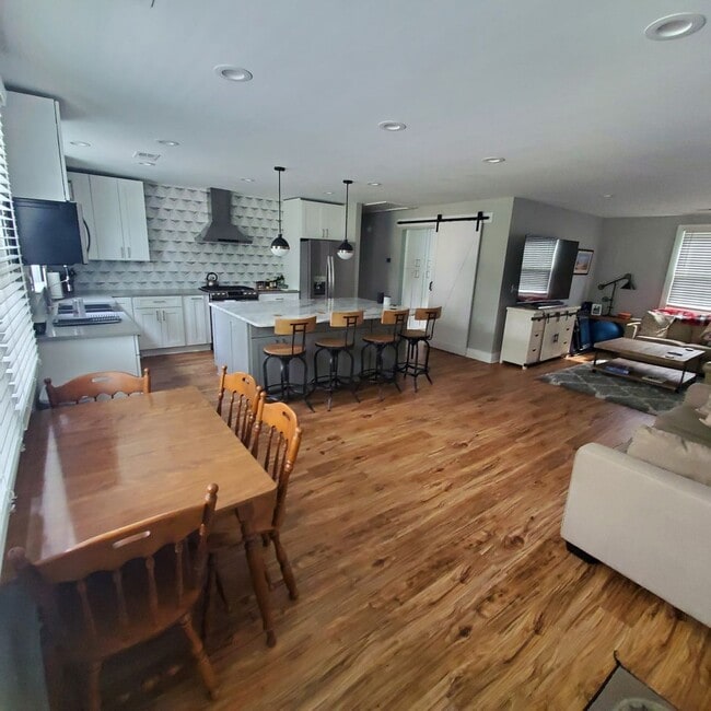 Building Photo - 2 Bedroom 1.5 Bath House in Park Circle No...